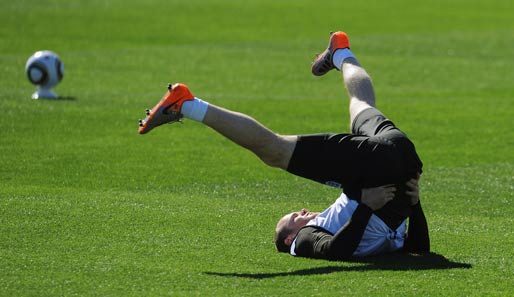 Und hoch die Beine: Wayne Rooney wärmt sich vor dem Training der englischen Nationalmannschaft bei der Vorbereitung auf die WM in Südafrika auf.