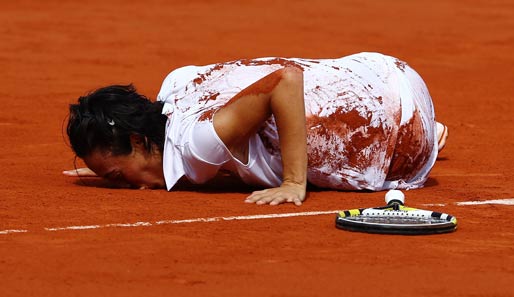 Zwar nicht der heilige Rasen von Wimbledon, sondern nur der Sand von Roland Garros, doch Francesca Schiavone küsst ihn nach ihrem Sieg bei den French Open gegen Samantha Stosur trotzdem