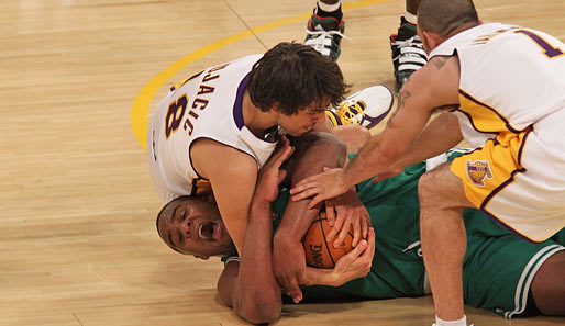 Ein bisschen gekämpft wird dann aber doch, es sind ja schließlich Finals. Hier im Clinch: Glen Davis (Celtics) und Sasha Vujacic (Lakers)