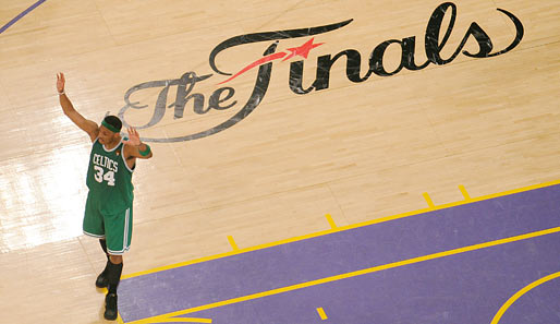 NBA-Finals, Spiel 2: Paul Pierce feiert den Ausgleich seiner Boston Celtics bei den Los Angeles Lakers. 103:94, klare Sache - und das auswärts