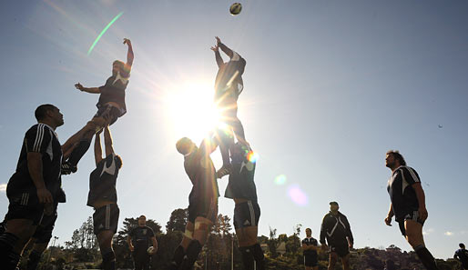 Das Training der New Zealand Maori. Um ihrer richtigen Rugby-Nationalmannschaft keine Konkurrenz zu machen, spielen sie nur gegen Teams, die in Neuseeland zu Gast sind