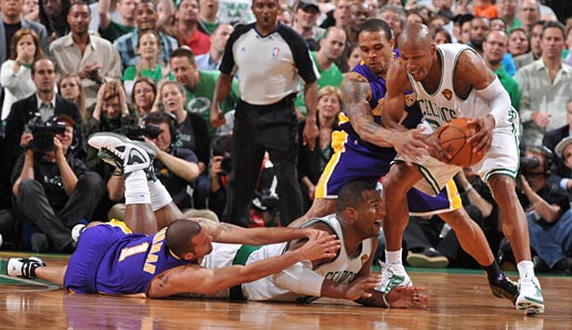 Es ging heiß her beim 96:89-Sieg der Boston Celtics im vierten Spiel des NBA-Playoff-Finals gegen die Los Angeles Lakers. Ray Allen (r.) schnappt sich letztlich den Ball