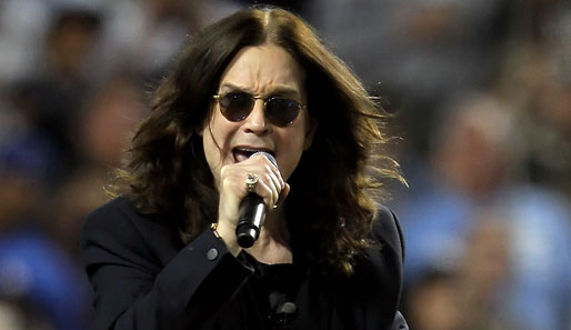 Im Rahmen des selben Spiels tritt plötzlich Ozzy Osbourne ans Mikrofon und versucht den Weltrekord für den längsten und lautesten Schrei aller Zeiten aufzustellen - Sachen gibts
