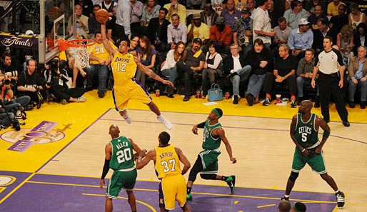 Hangtime! L.A. Laker Shannon Brown überspringt Freund und Feind. Die Lakers ließen den Boston Celtics in Spiel 6 der NBA Finals keine Chance und gewannen mit 89:67