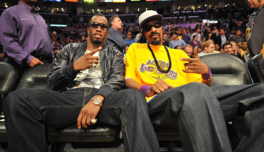 Auch der Prominenz im Staples Center zu Los Angeles hat der Auftritt ihres Teams gefallen. Hier posieren Rapper P. Diddy und Snoop Dogg gut gelaunt