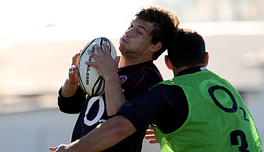 Das ist mein Ball: Englands Rugby-Nationalspieler Dominic Waldouck behauptet sich im Trainings-Zweikampf vor der Partie gegen Neuseeland