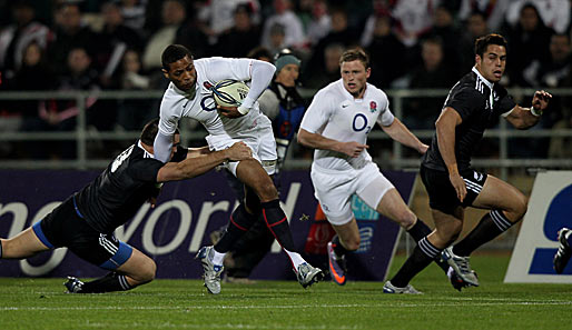 Englands Delon Armitage (M.) wird beim Rugby-Match zwischen Neuseeland Maori und England (17:13) im McLean Park in Napier getackelt