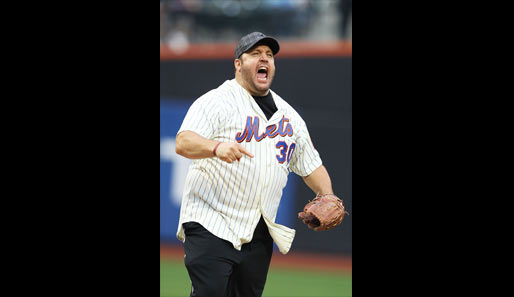 Schauspieler Kevin James macht den ersten Pitch bei der Partie zwischen den New York Mets und den Detroit Tigers - seine Mets gewannen mit 14:6