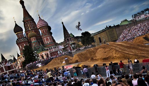 Der Spanier Dany Torres liefert vor der St. Basil's Kirche in Moskau einen spektakulären Stunt ab. Es war die dritte Prüfung der Red Bull X-Fighters World Series