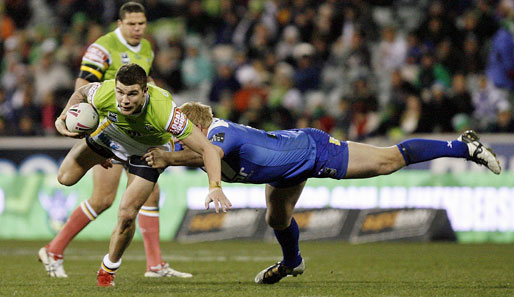 Zwischen Kunstturnen, Australian Rugby und Red Bull Air Race: Ben Hannant von den Bulldogs versucht seinen Gegenspieler Josh Dugan (Raiders) zu Boden zu ringen