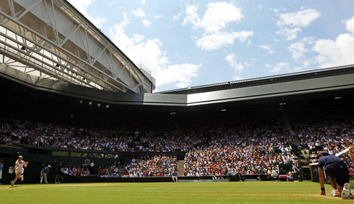 Da lässt es sich doch Tennis spielen: Beim Turnier in Wimbledon herrschen hervorragende Bedingungen. Blauer Himmel, grüner Rasen und ein buntgemischtes Publikum