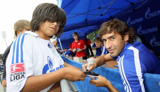 Vorhang auf zur Saisoneröffnung des FC Schalke 04: Ob dieser junge Fan Raul überhaupt sieht? Seine Haarpracht scheint ihm den Blick zu verwehren