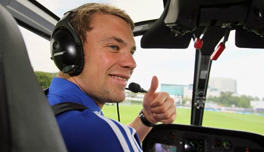 Auch Manuel Neuer hatte jede Menge Spaß im Hubschrauber-Cockpit