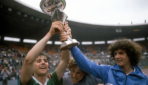 Im Jahr 1981 beginnt die Karriere von Michael Zorc (r.) - ein Jahr, an das er wohl gern zurückdenkt. Zum einen gewinnt der breitneresk frisierte Mittelfeldspieler die U18-EM....