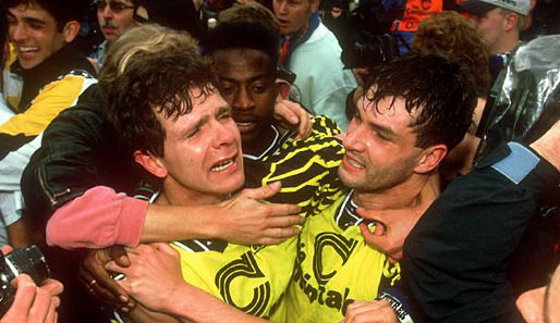 Die goldene Zeit in Zorcs Laufbahn bricht 1995 mit dem Gewinn der Meisterschaft an. Anschließend: Großes Gefühlskino mit Andi Möller (l.) und Ibrahim Tanko (M.)