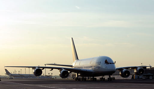 Flughafen Frankfurt, Montag 6.16 Uhr. Der Airbus A380 aus Südafrika mit dem DFB-Tross an Bord ist nach zehn Stunden Flug gelandet