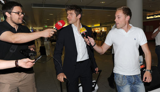 Kein Wunder also, dass der 20-Jährige vom FC Bayern München einer der gefragtesten Männer am Flughafen war