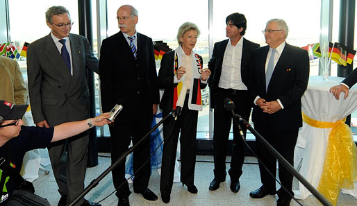 Das Empfangskomitee bilden Lufthansa-Chef Wolfgang Mayrhuber, Daimler-AG-Vorstandschef Dieter Zetsche und Frankfurts Bürgermeisterin Petra Roth (v.l.)
