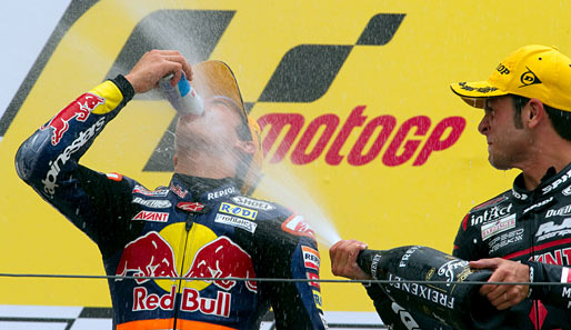 Marc Marquez feiert seinen Sieg in der 125er Klasse auf dem Sachsenring mit einem Schluck aus der Dose und mit einer Dusche aus der Champagnerbuddel