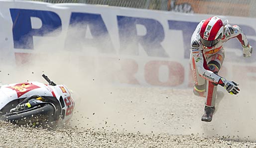 Abflug von Marco Simoncelli beim MotoGP-Lauf in Barcelona: Der Gresini-Pilot hatte bis zu diesem Zeitpunkt wacker an sechster Position gekämpft