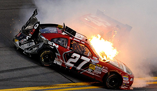 In der NASCAR-Serie geht es wieder heiß zur Sache: Jennifer Jo Cobb (l.) kollidiert mit Johny Chapman. Das Rennen in Daytona gewann Dale Earnhardt Jr.