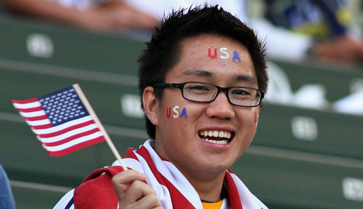 "USA vor - noch ein Tor." Dieser Nachwuchs-Konfuzius zeigt Flagge. Nur für wen? Beim Spiel der Seattle Sounders gegen L.A. Galaxy trafen zwei Ami-Teams aufeinander