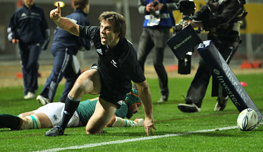 Das beste Rugby-Team der südlichen Hemisphäre wird beim Tri-Nations ermittelt. Neuseelands Conrad Smith feiert seinen Versuch gegen Südafrika