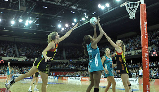 Endspiel um die australische Netball-Championship: Carla Borrego (M.) und die Adelaide Thunderbirds holen den Titel gegen Waikato Bay of Plenty Magic