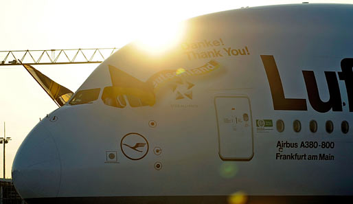 Da sind die WM-Helden wieder zuhause: Der Airbus A380 mit Joachim Löw und seinen Jungs landet auf dem Frankfurter Flughafen