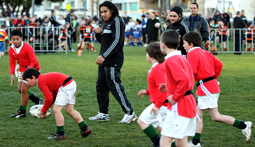 Sein Teamkollege Ma'a Nonu unterweist den Rugby-Nachwuchs in Wellington