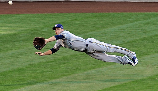 Den Ball fest im Blick und die Schwerkraft ignorierend: Milwaukees Ryan Braun streckt sich im All-Star-Game der MLB in Anaheim nach dem Baseball