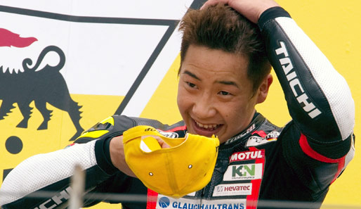 MotoGP Sachsenring: Nanu, Herr Koyama! Ist die Gage denn so spärlich, dass Sie nach der Siegerehrung noch eine Hutkollekte vornehmen müssen?