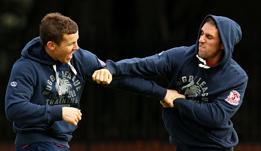 Mama said knock you out: Mitchell Pearce (r.) von den Sydney Roosters zeigt seinem Teamkollegen Todd Carney, wie gern er ihn hat. Kleiner Spaß unter Rugbyspielern