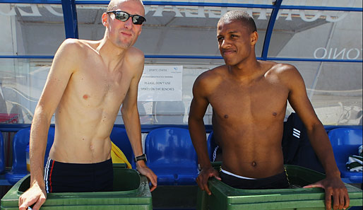 Was ist denn da los? Zwei britische Leichtathleten in der Biotonne!? Andy Baddeley (l.) und Chris Clarke tragen es scheinbar mit Fassung