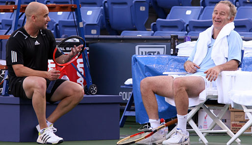 Tennis-Altmeister unter sich: Andre Agassi (l.) und ein - im Gegensatz zu früheren Hitzkopf-Zeiten - sichtlich entspannter John McEnroe
