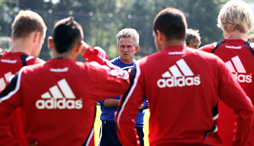 Fußball: Alles hört auf das Kommando von Don Jupp. Bayer-Chefcoach Heynckes (M.) instruiert seine Mannen beim Trainingslager in der Schweiz