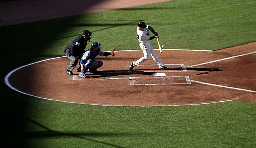 Baseball wunderschön in Szene gesetzt: Buster Posey von den San Francisco Giants trifft beim MLB-Spiel gegen die Los Angeles Dodgers den Ball perfekt