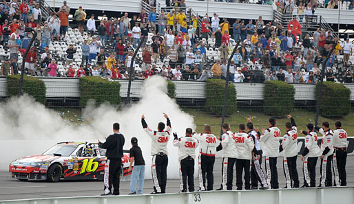 NASCAR-Fahrer Greg Biffle feiert seinen Sieg am Pocono Raceway und seine gesamte Crew huldigt ihm. Ein Burnout ist wahrlich was wunderschönes