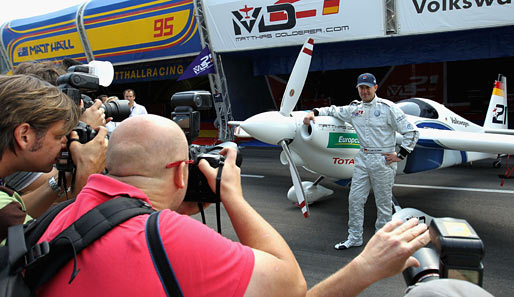 Pilot Matthias Dolderer posiert vor dem Red Bull Air Race auf dem EuroSpeedway in der Lausitz für die Fotografen