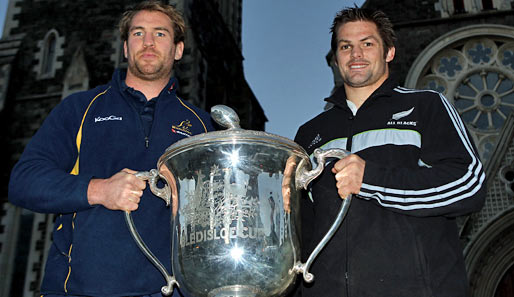 Echte Rugby-Stars brauchen einen richtigen Pokal. Neuseelands Captain Richie McCaw (r.) und Australiens Rocky Elsom posieren mit dem Bledisloe Cup