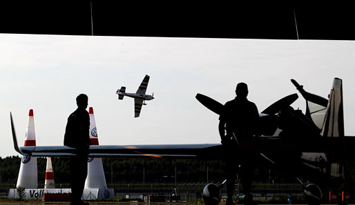 Die Vorbereitungen auf das Red Bull Air Race am Wochenende auf dem Eurospeedway in der Lausitz laufen auf Hochtouren