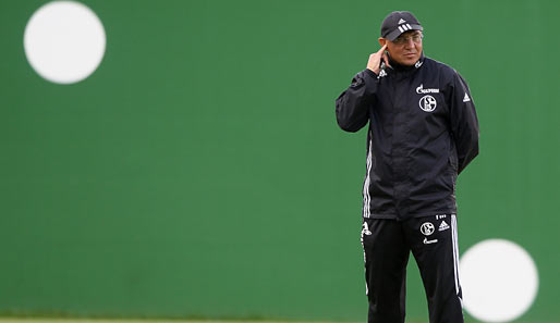 Training auf Schalke: Lässt Felix Magath schon das Torwandschießen üben oder was ist das da im Hintergrund?