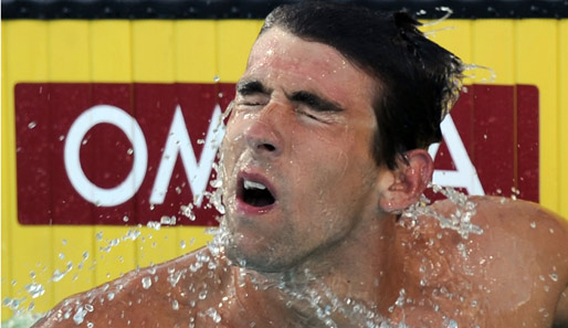 Michael Phelps taucht nach dem gewonnenen 100 Meter Finale in Irvine aus dem Wasser auf