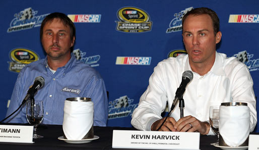 Als NASCAR-Fahrer muss man manchmal auch dahin, wo es weh tut. David Reutiman (l.) und Kevin Harvick geben ihr Bestes, ihr Pokerface zu wahren