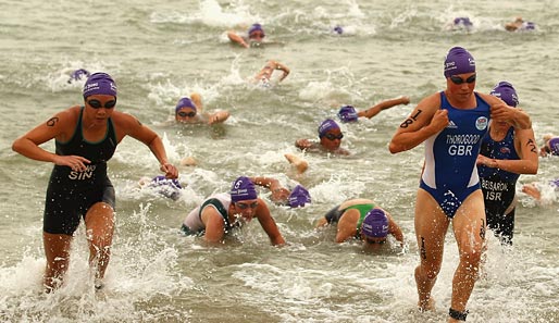Nicht immer leicht der Übergang zwischen Wasser und Land. Die Britin Elinor Thorogood (r.) macht beim Triathlon der Jugend-Olympiade in Singapur noch die beste Figur