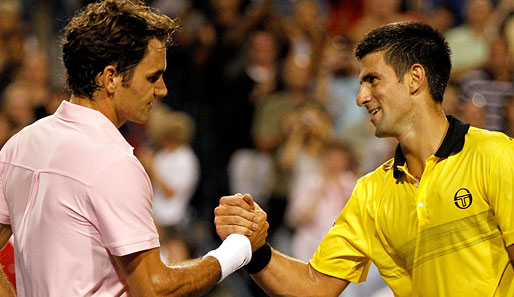 Wer sonst als Roger Federer soll den Rogers Cup in Kanada gewinnen? Novak Djokovic (r.) gratuliert ihm nach dem gewonnen Halbfinale schon mal herzlich
