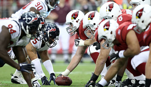 Adrenalin Pur beim Preseason-NFL-Spiel zwischen den Houston Texans und den Arizona Cardinals. Noch hat Cardinals-Center Lyle Sendlein die Hand am Ball