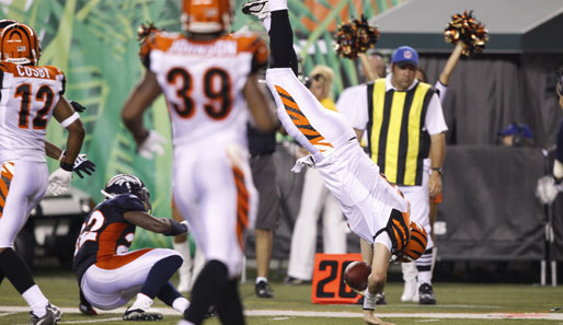 Jordan Palmer von den Cincinnati Bengals stellt sich für den Sieg im Preseason-Game der NFL sogar auf den Kopf: Mit 33:24 schlagen die Bengals die Denver Broncos