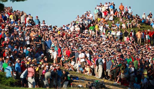 Suchbild: Wo ist der Golfer? Bei der 92. PGA Championship verfolgen die Zuschauer gespannt den Abschlag von Dustin Johnson