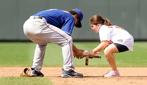 Schnell weg hier! Andres Blanco von den Texas Rangers hilft einem jungen Fan, die zweite Base zu entfernen. Es scheint geholfen zu haben: Die Rangers schlugen Baltimore mit 6:4